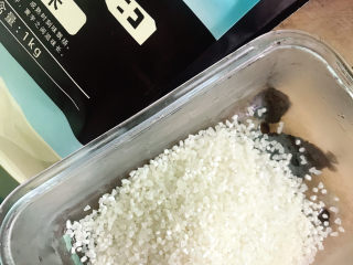 3、鲍鱼海鲜粥,准备好粥米，淘洗干净