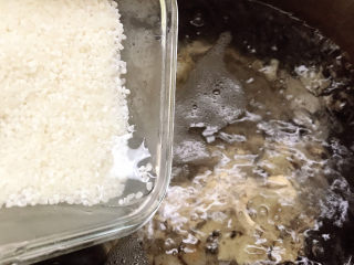 4、鲍鱼海鲜粥,高压锅中放入适量清水，放入鲍鱼仔和瑶柱，大火烧开后放入粥米