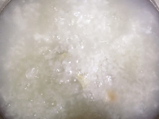 7、鲍鱼海鲜粥,能打开锅盖的时候将锅盖打开