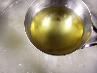 8、鲍鱼海鲜粥,放花生油