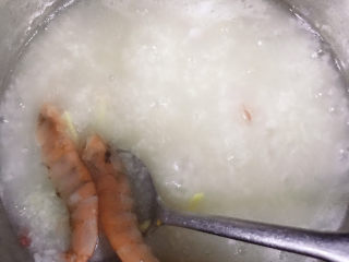 9、鲍鱼海鲜粥,放虾和姜丝