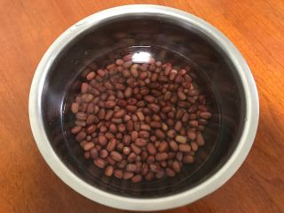 2、宝斗糕,泡好的豆子胖胖的。