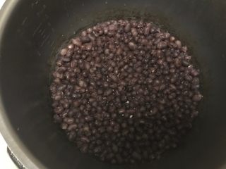 3、宝斗糕,高压锅加适量水压20分钟至豆子软烂。
