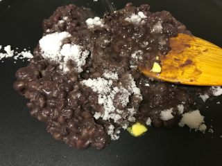 4、宝斗糕,将豆放入不粘锅里，加入白糖和黄油。