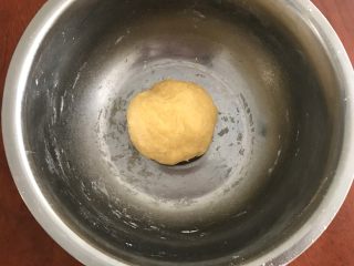 8、宝斗糕,揉成面团。
