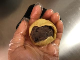 12、宝斗糕,像包月饼汤圆奶油往上赶皮，然后收口搓圆。