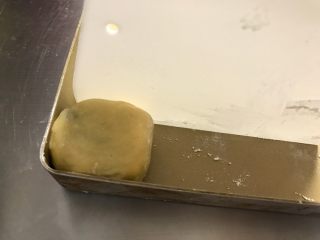 13、宝斗糕,搓圆后的面团再整成四方形。