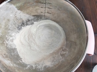 2、奶香花生酥饼,面粉放入大盆中