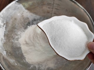 4、奶香花生酥饼,加入白糖60克