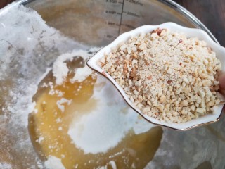 6、奶香花生酥饼,花生碎60克