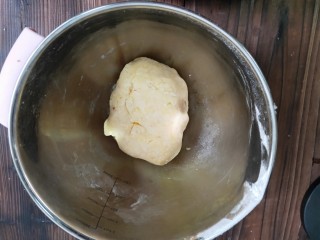 9、奶香花生酥饼,揉成光滑的面团
