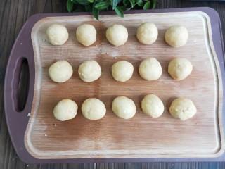 10、奶香花生酥饼,分成小剂子揉成团。