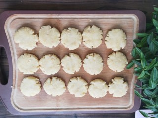 11、奶香花生酥饼,用铲子或者手压成饼。