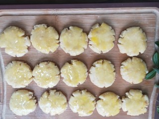 12、奶香花生酥饼,接着刷上蛋液。