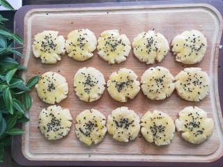 13、奶香花生酥饼,放上黑芝麻。