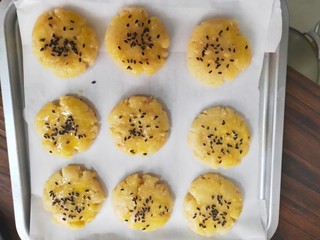 14、奶香花生酥饼,摆在烤盘中,180度15分钟即可。