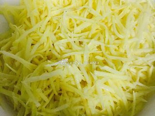 4、健身主食—超赞的低脂土豆丝饼,土豆丝一定要非常细，不然煎的时候很难熟