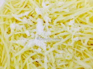 7、健身主食—超赞的低脂土豆丝饼,放入盐