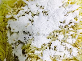 9、健身主食—超赞的低脂土豆丝饼,最后加入淀粉