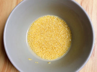 3、牛奶燕麦粥,准备少许小米，洗净待用。