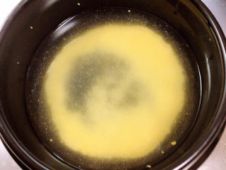 5、牛奶燕麦粥,小米放入砂锅中，倒入水。