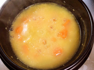 8、牛奶燕麦粥,熬至八分熟。