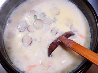 13、牛奶燕麦粥,熬制粘稠状即可。