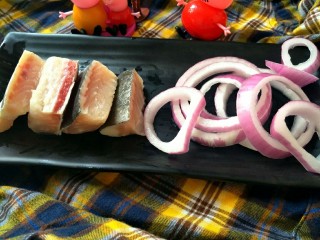 6、小食拼盘之酥炸巴沙鱼，洋葱圈篇,洋葱圈和巴沙鱼全部切好备用