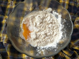 11、小食拼盘之酥炸巴沙鱼，洋葱圈篇,将上面所有材料放入大碗里。