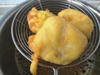 24、小食拼盘之酥炸巴沙鱼，洋葱圈篇,炸好的巴鲨鱼块如图，捞起来，控油