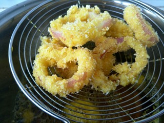 30、小食拼盘之酥炸巴沙鱼，洋葱圈篇,炸好的洋葱圈如图，捞起来控油。