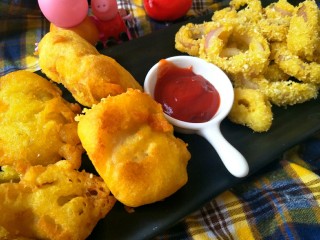 32、小食拼盘之酥炸巴沙鱼，洋葱圈篇, 配上番茄酱，又酥又脆，特别好吃，是最理想不过得下午五点心????