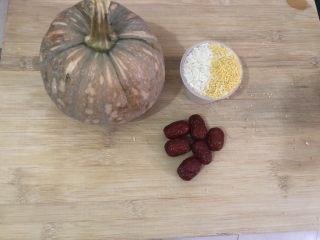 1、红枣南瓜粥,准备食材