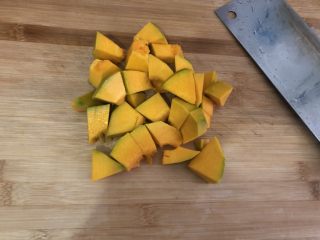 7、红枣南瓜粥,切小块