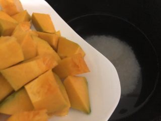 8、红枣南瓜粥,加入锅里