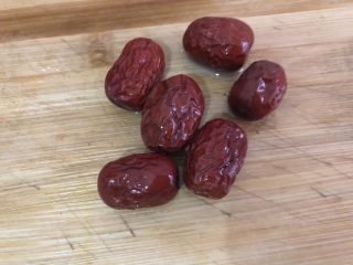 9、红枣南瓜粥,红枣洗干净