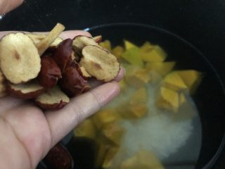 11、红枣南瓜粥,加入锅里