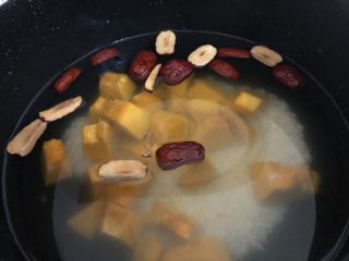 12、红枣南瓜粥,盖盖煮四十分钟