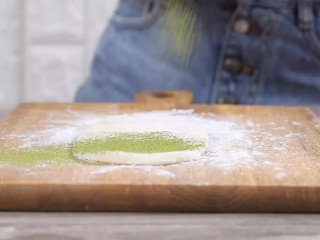 3、鲜奶麻薯,在擀开后的麻薯上撒上抹茶粉或可可粉或黄豆粉，抹匀