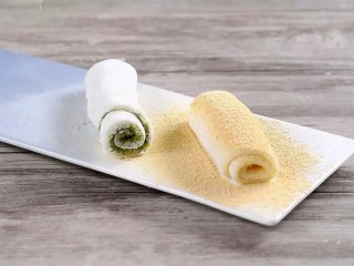 4、鲜奶麻薯,将其卷起来