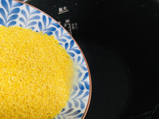 4、红豆小米粥,小米淘洗一下倒入电压力锅内胆中