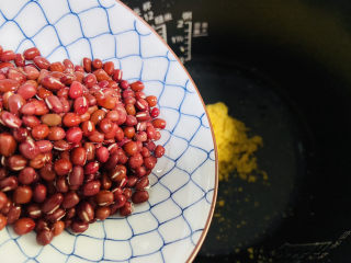 5、红豆小米粥,红豆清洗干净倒入电压力锅内胆中