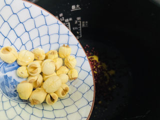 6、红豆小米粥,莲子清洗干净倒入电压力锅内胆中