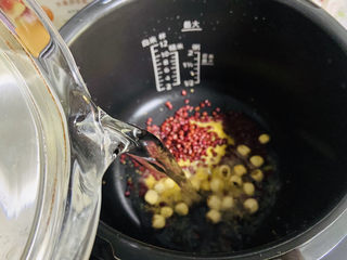 7、红豆小米粥,加入热水