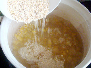 3、燕麦水果养生粥,倒入玉米粒，雪莲果，燕麦片。再次开锅后改小火，加入冰糖，搅拌均匀。（砂锅盖上盖子要留有气孔，防止溢锅）