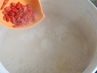 4、燕麦水果养生粥,煮大约20分钟后，燕麦片开始变粘稠，倒入枸杞子，搅拌均匀（以免粘锅）。