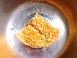 1、银耳小米粥,准备好银耳，提前泡两小时。