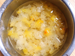 2、银耳小米粥,银耳泡好撕成小朵儿，洗净待用。