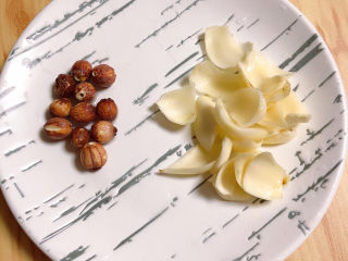 3、银耳小米粥,准备好百合和莲子，洗净待用。