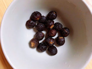 4、银耳小米粥,准备好桂圆。